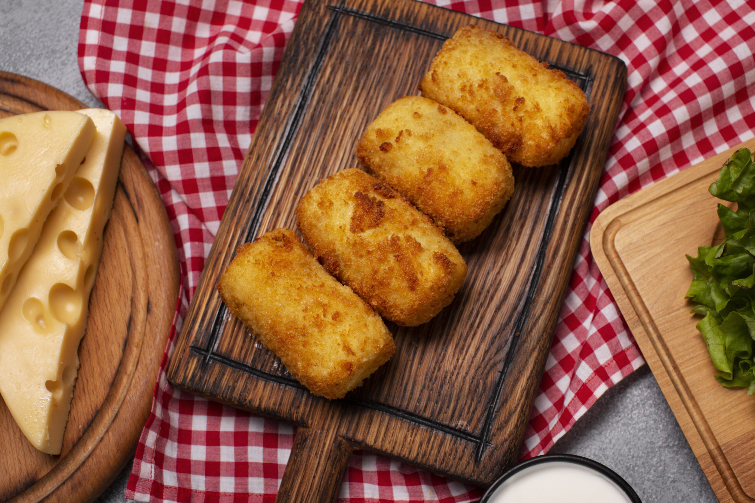 Croquetas con merluza rebozada, atún y huevo duro