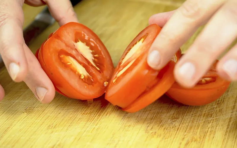 Cómo cortar tomates en rodajas con el mismo grosor de forma fácil