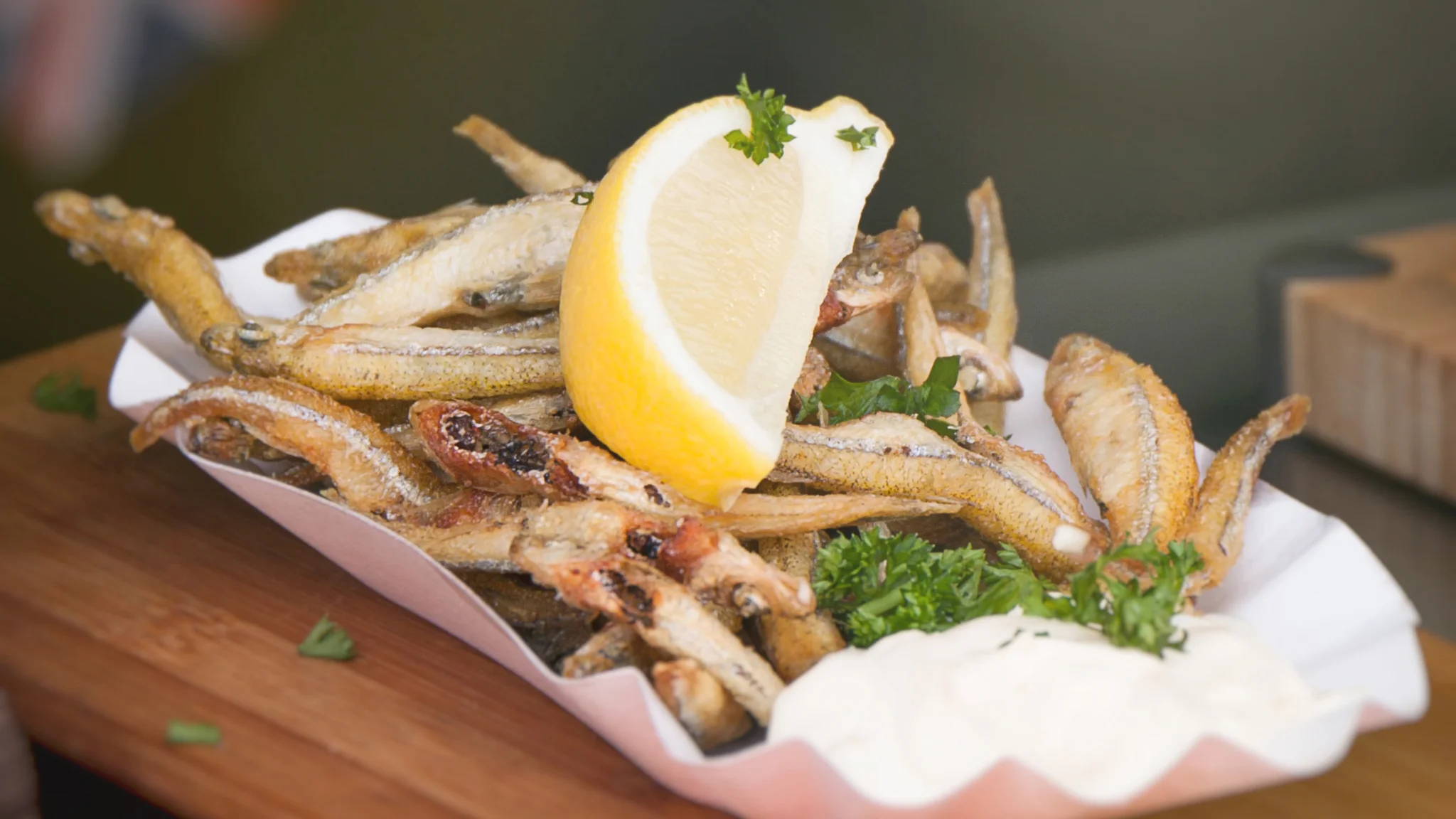Pescaíto frito al estilo andaluz servido con limón