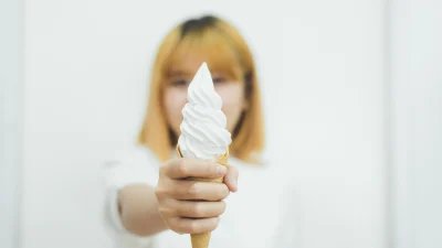 Helado suave casero servido en cono de galleta