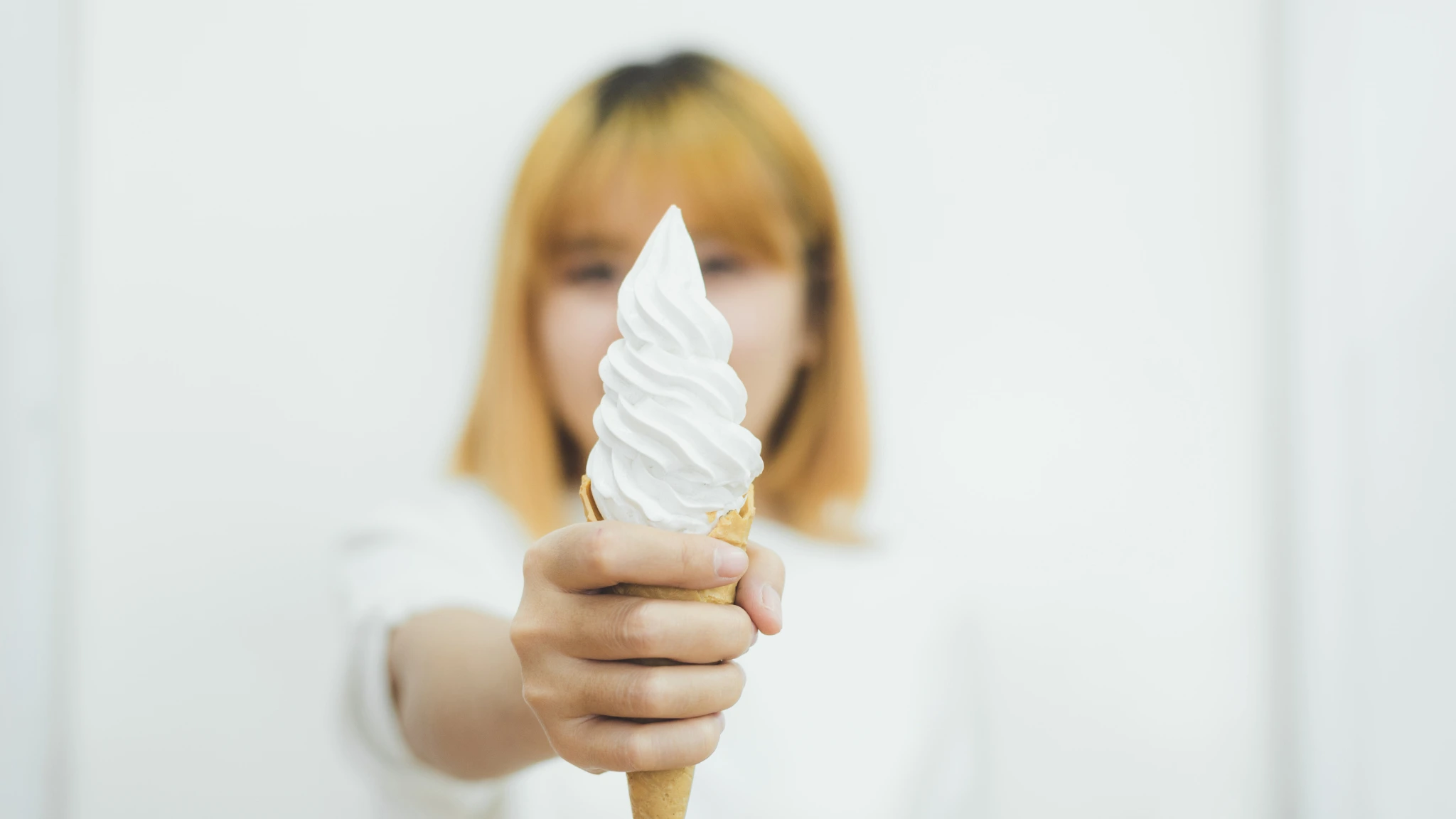 Helado suave casero servido en cono de galleta