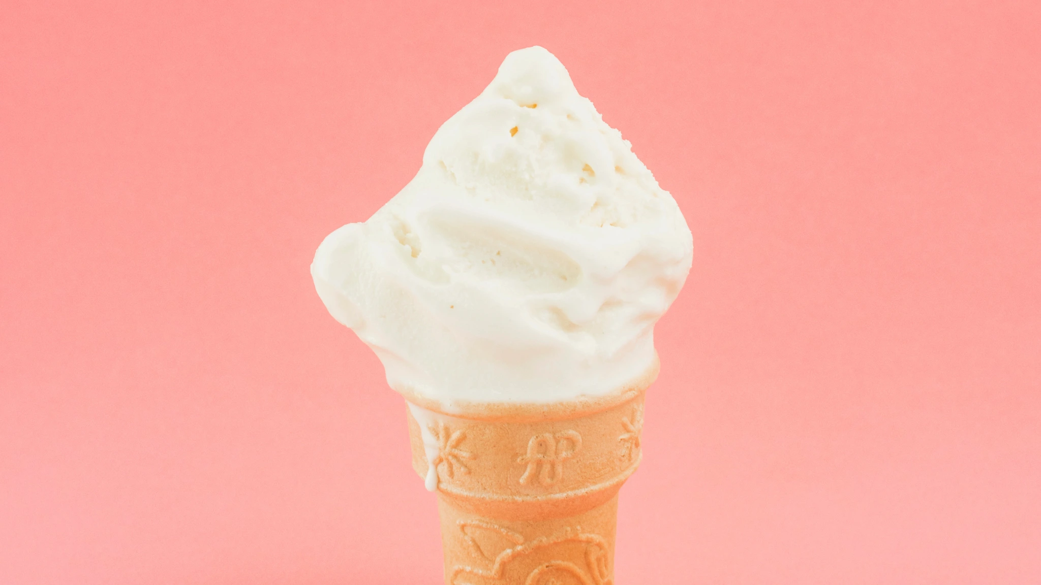 Helado suave servido en cucurucho