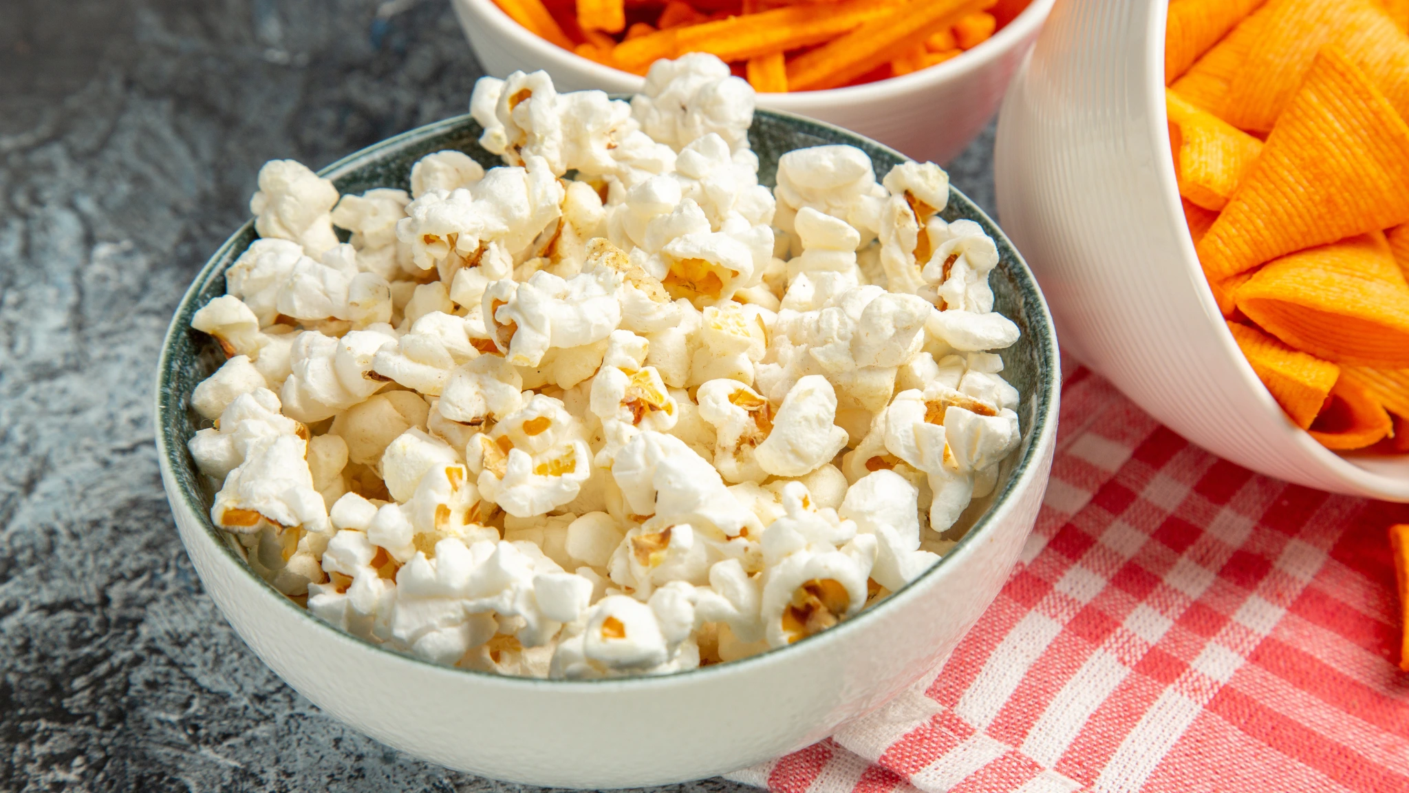 Bol de palomitas de maíz naturales y caseras