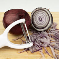 Cortar cebolla con rallador o pelador para obtener tiras finas sin esfuerzo.