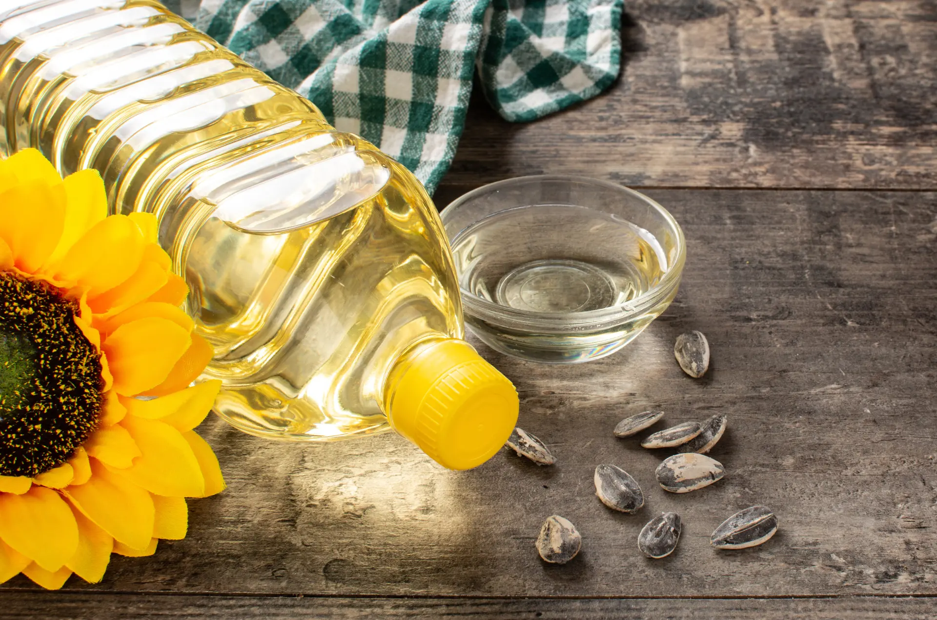 Perfil nutricional del aceite de girasol en botella y semillas